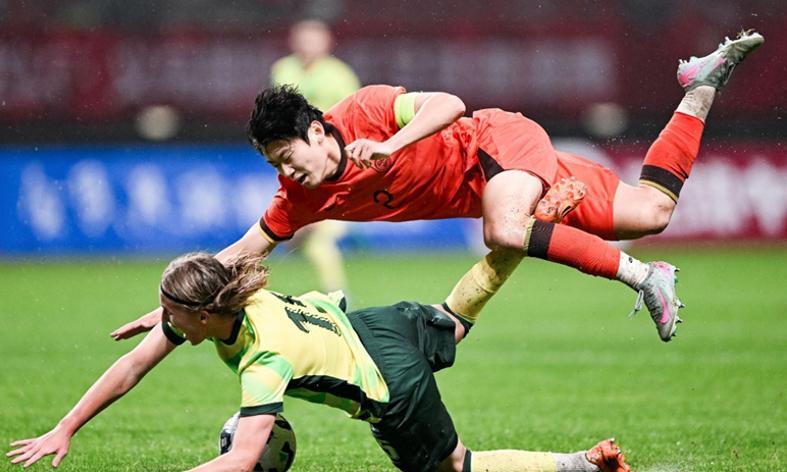 九游体育娱乐-杨铭锐太凶了!U19国青2-4袋鼠 小苗独了 场地太坑了!久尔太水了